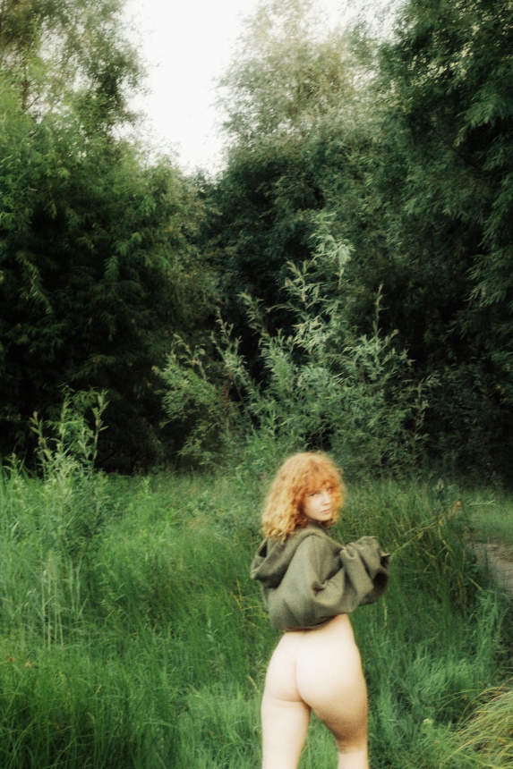 Рыженькая красотка с большими сиськами любит фоткаться голой на природе – фото 9