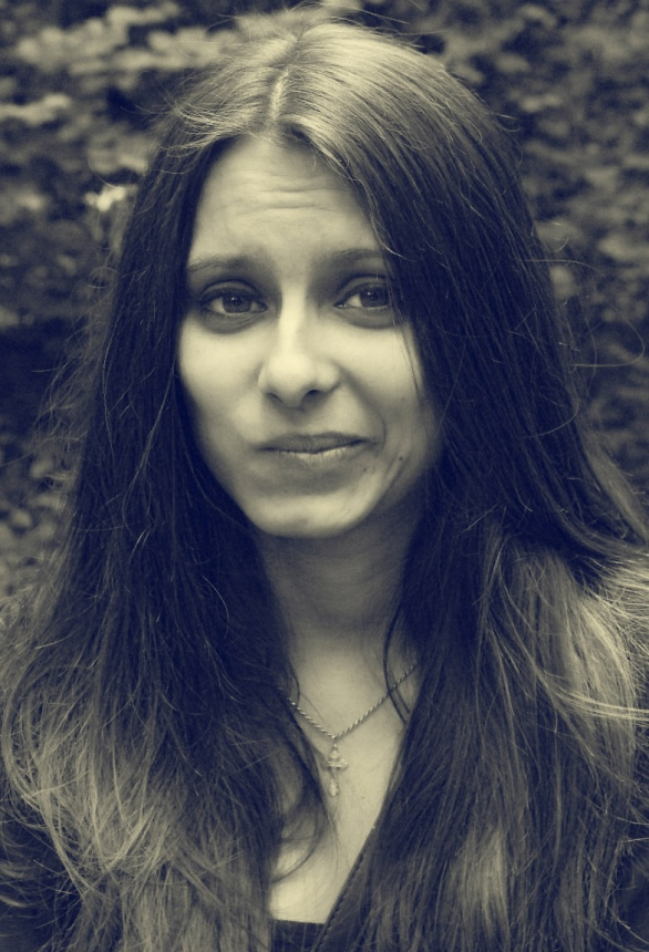 Attractive girl took a picture with her bare pussy – photo 1