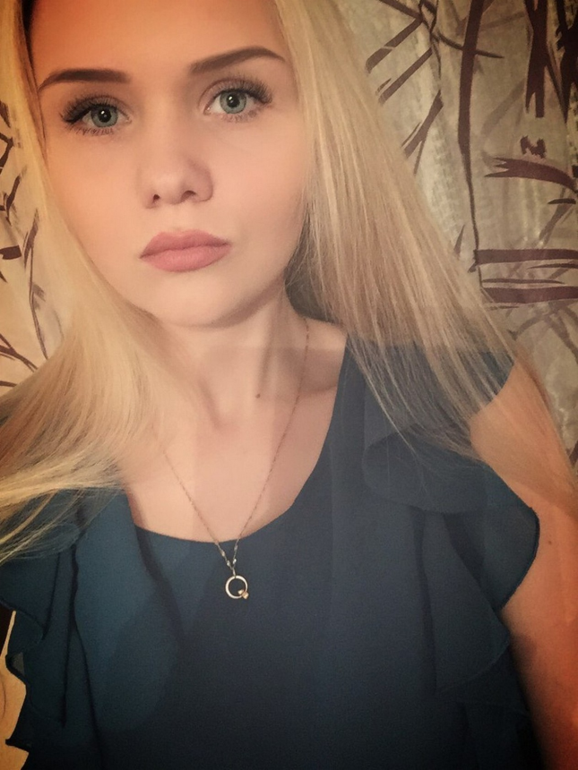 Фотоальбом с интимными снимками, различные домашние фотографии с одной блондинкой – фото 2