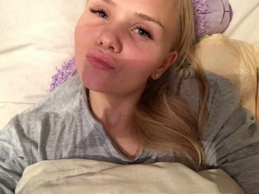 Фотоальбом с интимными снимками, различные домашние фотографии с одной блондинкой – фото 4