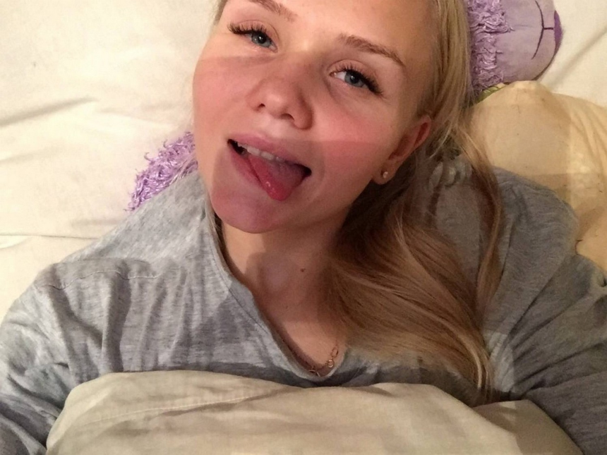 Фотоальбом с интимными снимками, различные домашние фотографии с одной блондинкой – фото 5