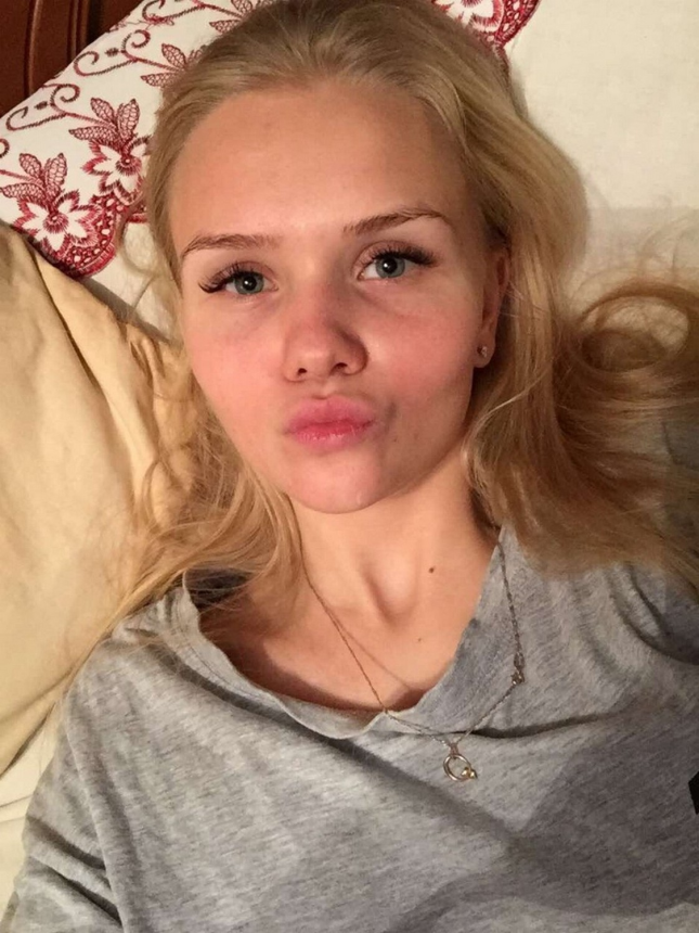 Фотоальбом с интимными снимками, различные домашние фотографии с одной блондинкой – фото 6