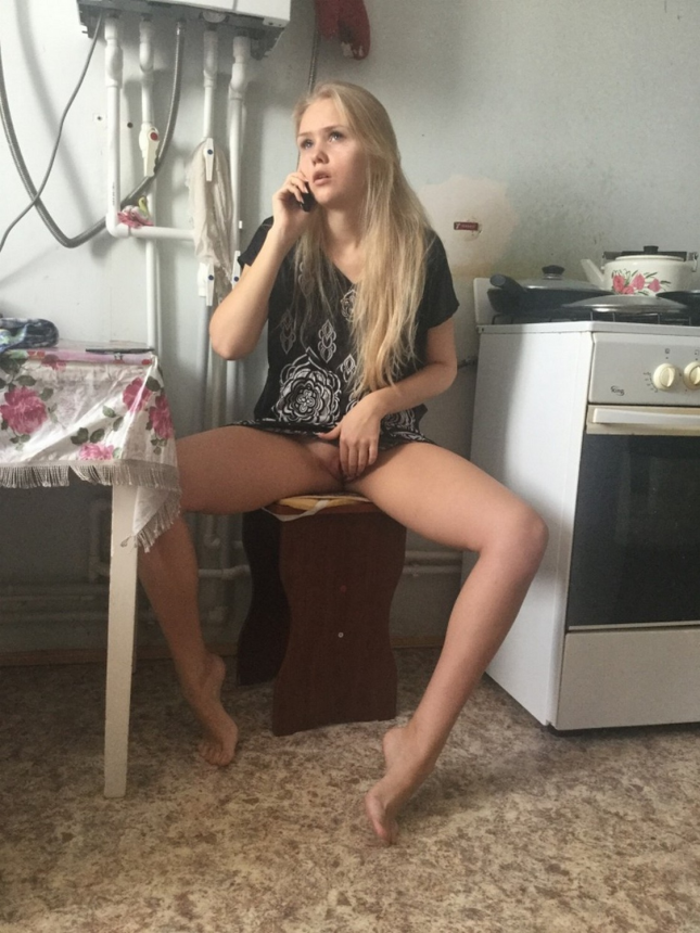 Фотоальбом с интимными снимками, различные домашние фотографии с одной блондинкой – фото 17