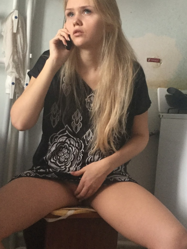 Фотоальбом с интимными снимками, различные домашние фотографии с одной блондинкой – фото 19