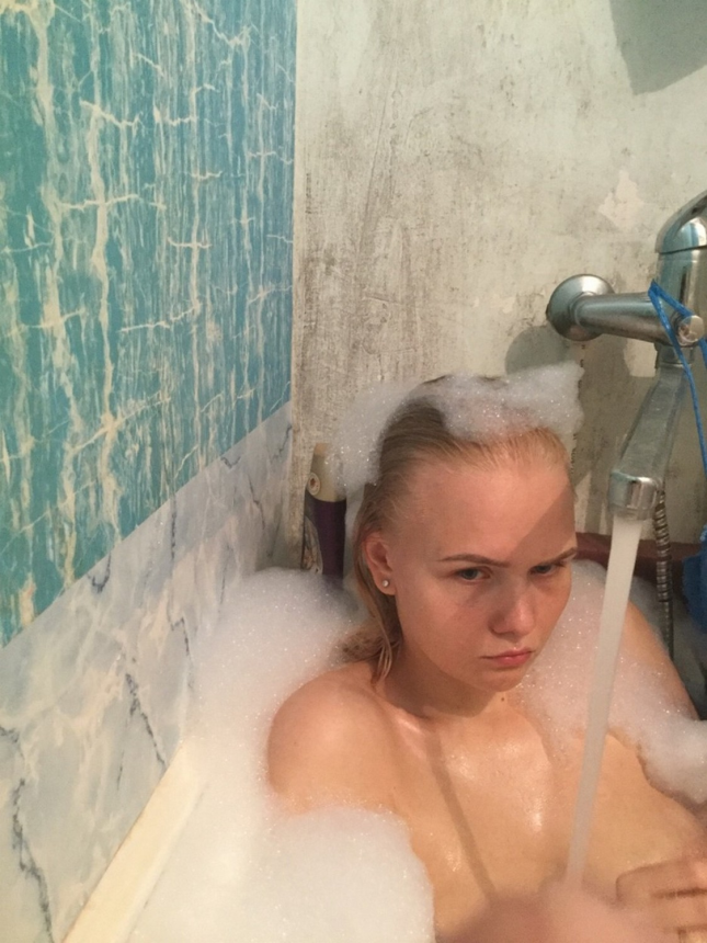 Фотоальбом с интимными снимками, различные домашние фотографии с одной блондинкой – фото 25