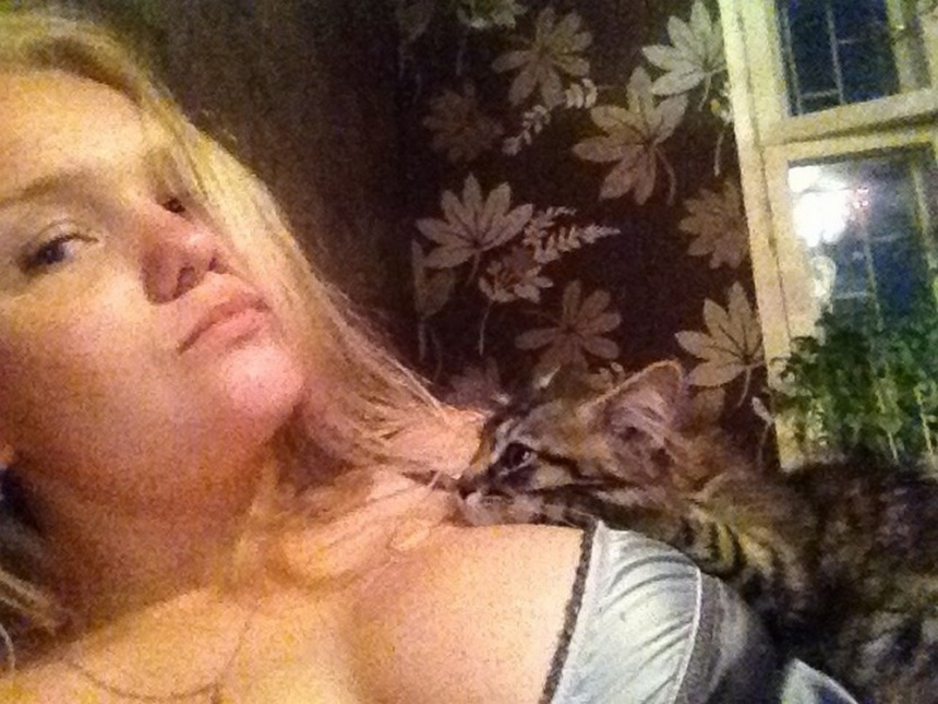 Фотоальбом с интимными снимками, различные домашние фотографии с одной блондинкой – фото 38