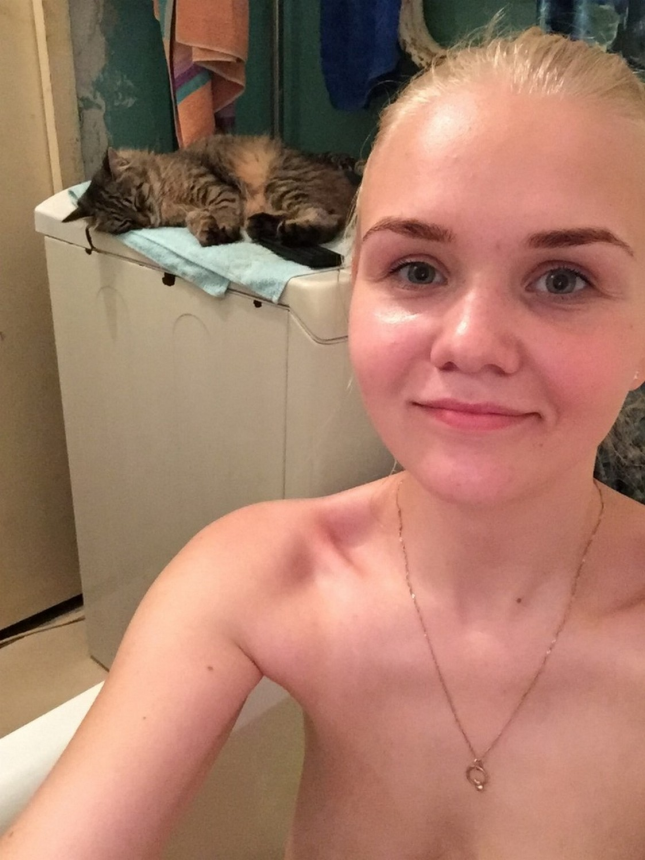 Фотоальбом с интимными снимками, различные домашние фотографии с одной блондинкой – фото 45