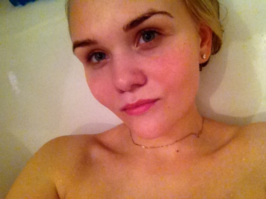 Фотоальбом с интимными снимками, различные домашние фотографии с одной блондинкой – фото 50