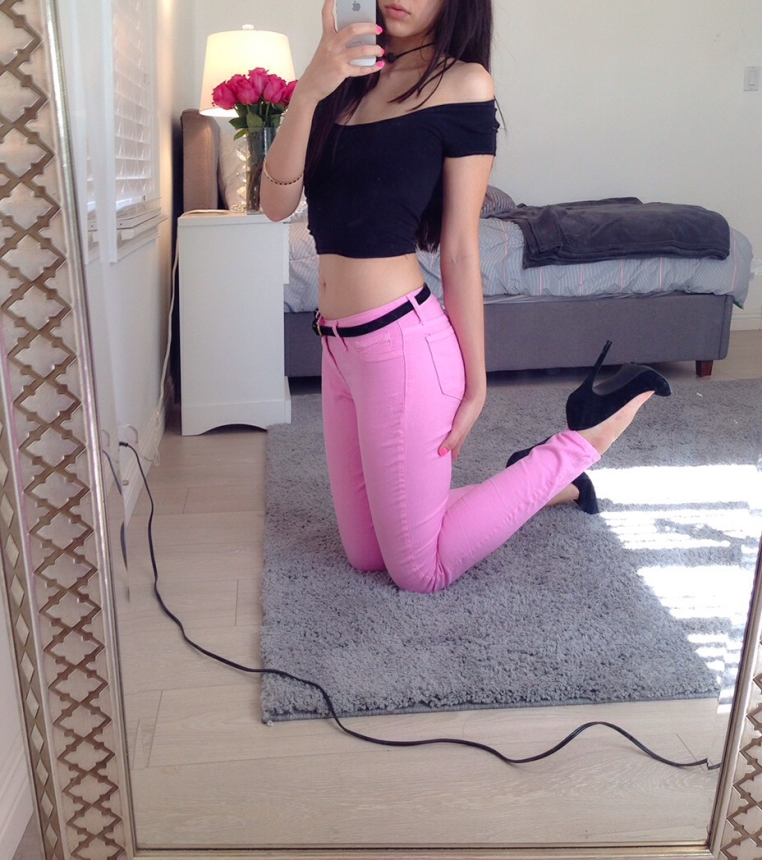 Девушка стояла перед зеркалом, опустив штаны и оголив свою интимную зону. – фото 2