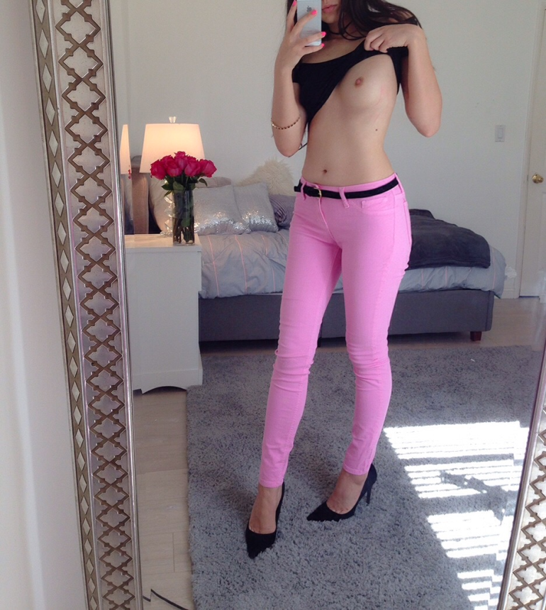 Девушка стояла перед зеркалом, опустив штаны и оголив свою интимную зону. – фото 3