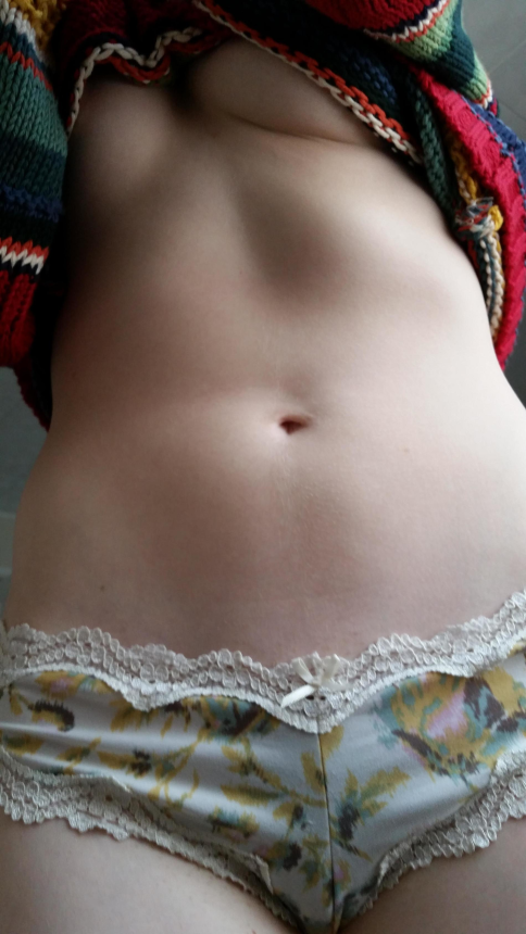 Девушка с идеальной фигурой и натуральной интимной зоной фотографирует себя на телефон, стоя перед зеркалом. – фото 6