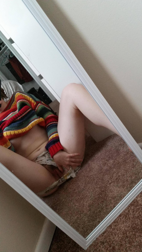 Девушка с идеальной фигурой и натуральной интимной зоной фотографирует себя на телефон, стоя перед зеркалом. – фото 15