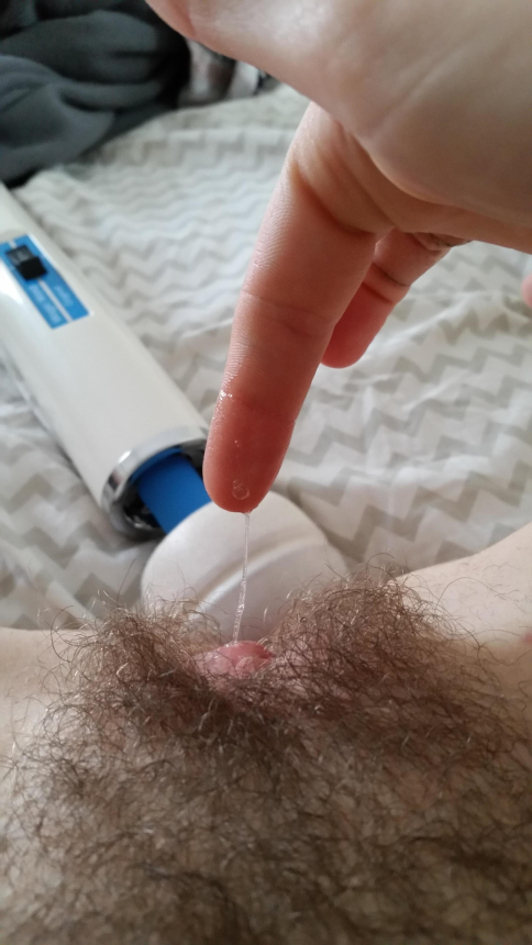 Худышка стоит перед зеркалом, делает себе селфи, показывает свою волосатую киску – фото 11