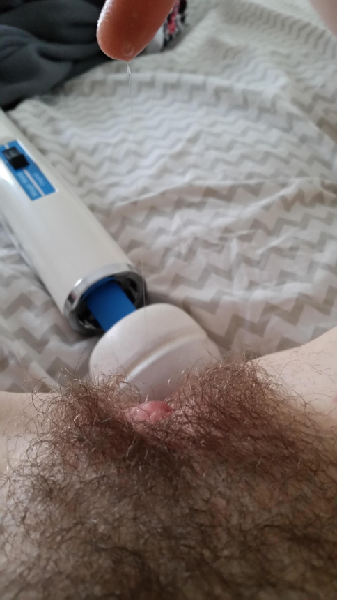 Худышка стоит перед зеркалом, делает себе селфи, показывает свою волосатую киску – фото 12