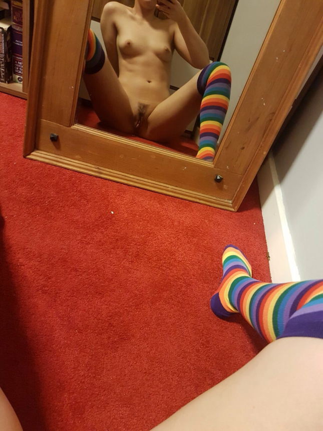 Девушка наслаждается двойным проникновением, фотографируется и мастурбирует, используя фаллоимитаторы – фото 10