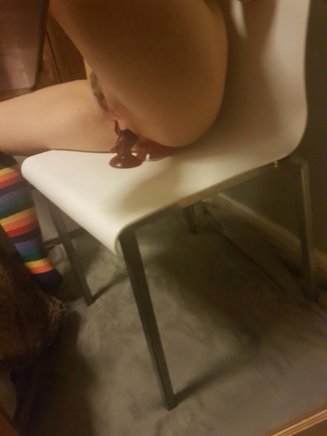 Девушка наслаждается двойным проникновением, фотографируется и мастурбирует, используя фаллоимитаторы – фото 13