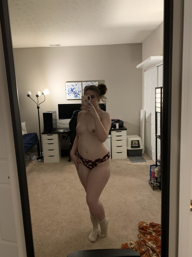 Девушка сделала селфи перед зеркалом и затем позировала на кровати, показывая свои привлекательные изгибы – фото 20