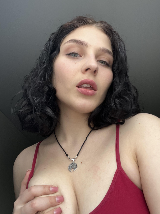 Девушка сделала селфи перед зеркалом и на кровати, чтобы продемонстрировать себя – фото 7