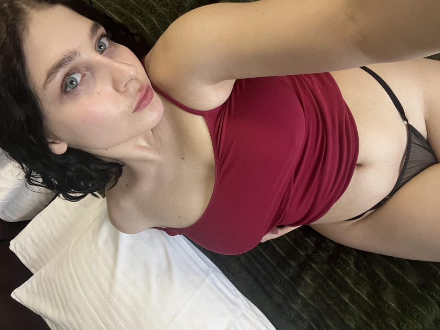 Девушка сделала селфи перед зеркалом и на кровати, чтобы продемонстрировать себя – фото 9