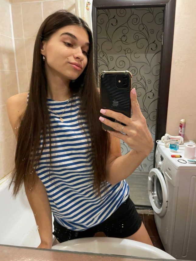 Молодая девушка демонстрирует свою прекрасную грудь – фото 1