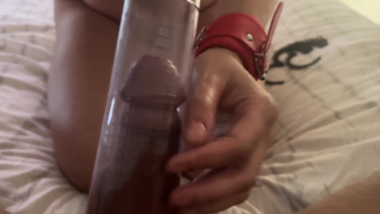 Фото Перед сексом жена накачивает пенис мужа вакуумным насосом