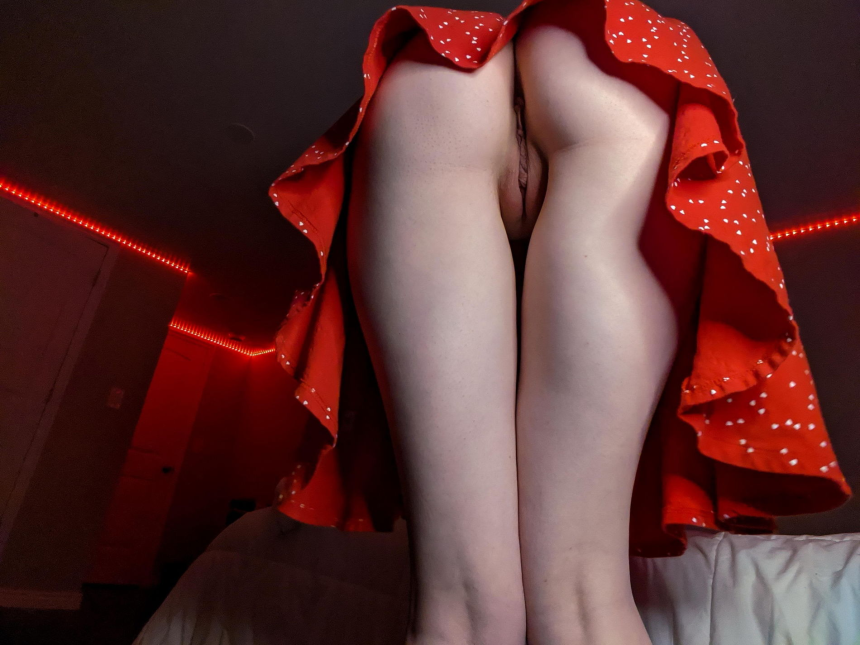 Рыжеволосая стройняшка сделала себе селфи, позируя дома при приглушенном свете и перед зеркалом – фото 8