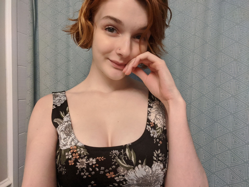 Фото Рыжеволосая стройняшка сделала себе селфи, позируя дома при приглушенном свете и перед зеркалом