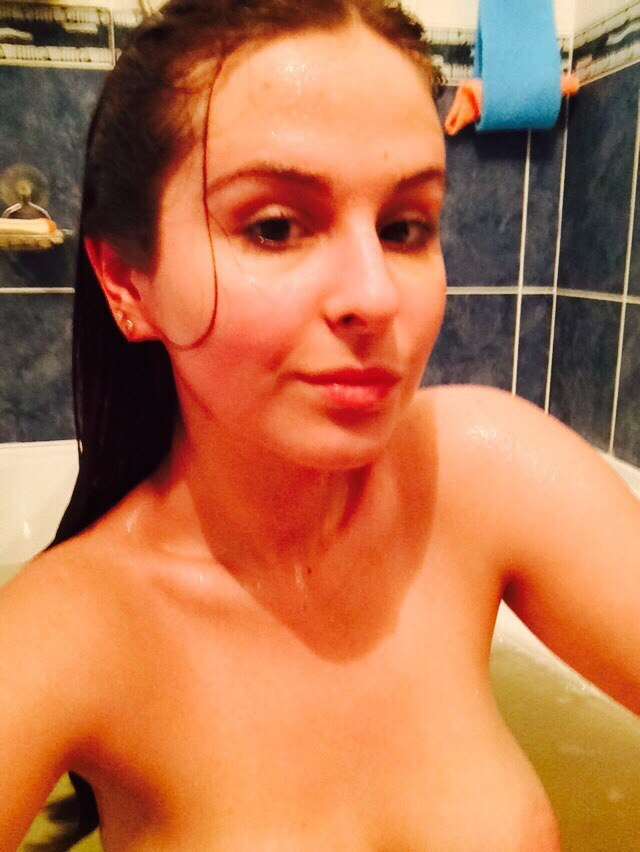 Молодая и привлекательная девушка с темными волосами сделала откровенные фотографии сама себя – фото 6