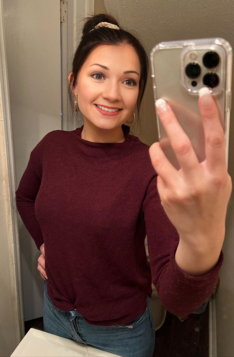 Фото Привлекательная девушка сделала несколько фото сама себя. Сексуально раздвигает ноги, демонстрируя свою привлекательность