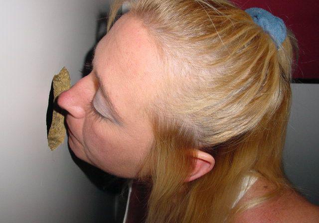 Похотливая женщина делает минет мужчинам через отверстие в стене кабинки GLORYHOLE – фото 13