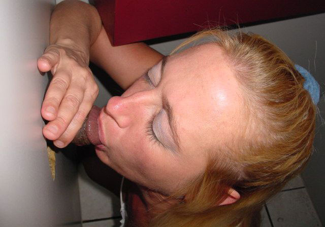 Похотливая женщина делает минет мужчинам через отверстие в стене кабинки GLORYHOLE – фото 18