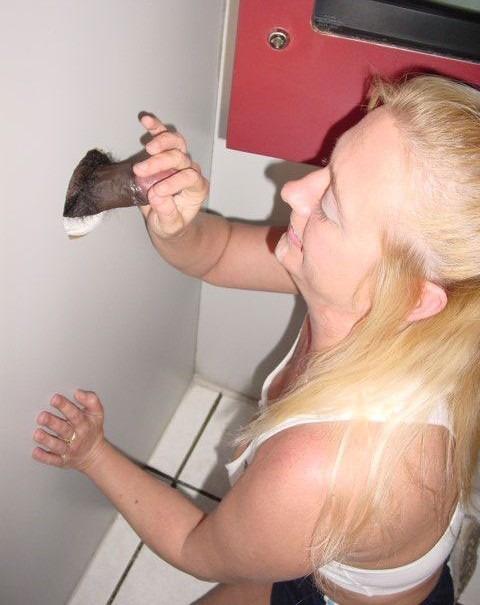 Похотливая женщина делает минет мужчинам через отверстие в стене кабинки GLORYHOLE – фото 25