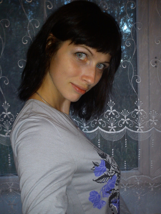 Фото Девушка сексуально раздевается, чтобы показать свои обнаженные части тела