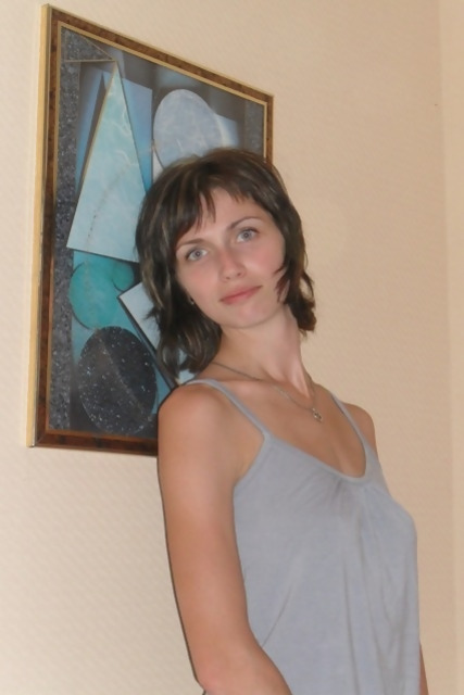 Девушка сексуально раздевается, чтобы показать свои обнаженные части тела – фото 3