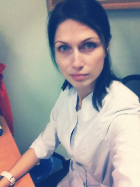 Девушка сексуально раздевается, чтобы показать свои обнаженные части тела – фото 5