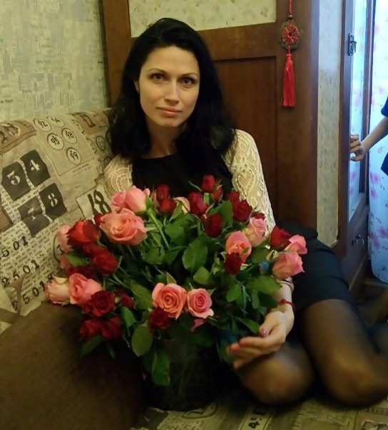 Девушка сексуально раздевается, чтобы показать свои обнаженные части тела – фото 7