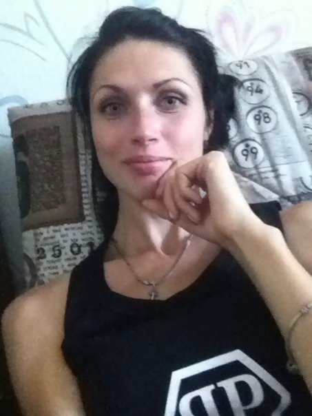 Девушка сексуально раздевается, чтобы показать свои обнаженные части тела – фото 9