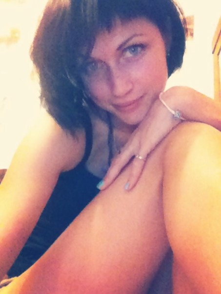 Девушка сексуально раздевается, чтобы показать свои обнаженные части тела – фото 13