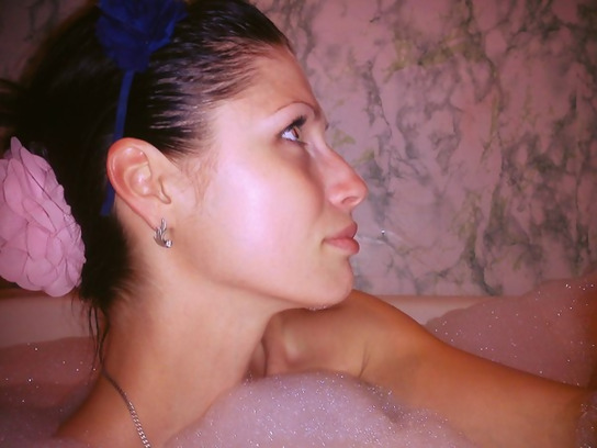 Девушка сексуально раздевается, чтобы показать свои обнаженные части тела – фото 15