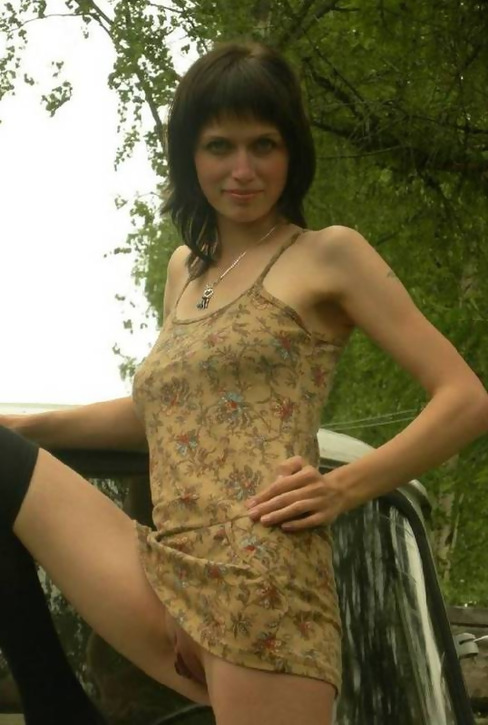 Девушка сексуально раздевается, чтобы показать свои обнаженные части тела – фото 16