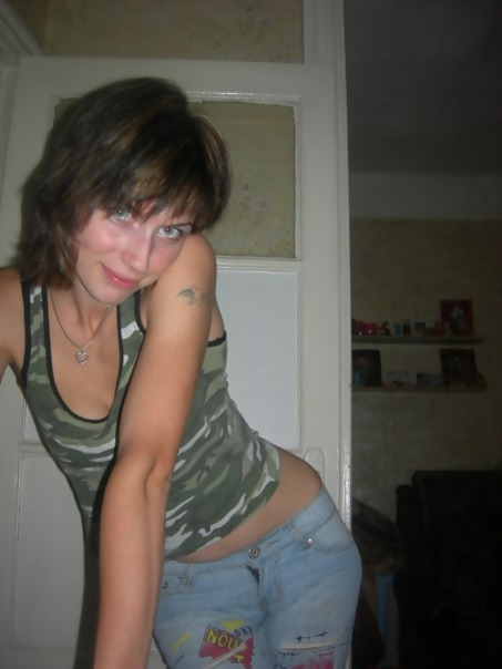 Девушка сексуально раздевается, чтобы показать свои обнаженные части тела – фото 17