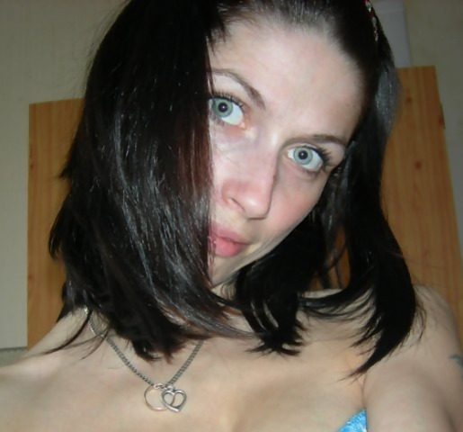 Девушка сексуально раздевается, чтобы показать свои обнаженные части тела – фото 19