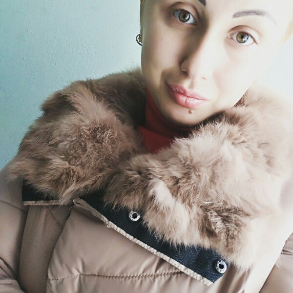 Фото Блондинка очень любит фотографировать себя дома в откровенных позах для своего личного порно архива