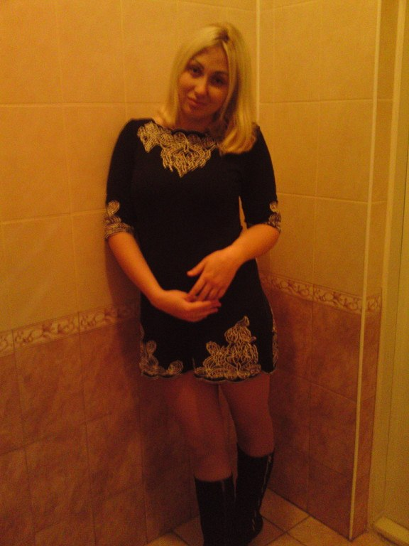 Блондинка очень любит фотографировать себя дома в откровенных позах для своего личного порно архива – фото 3