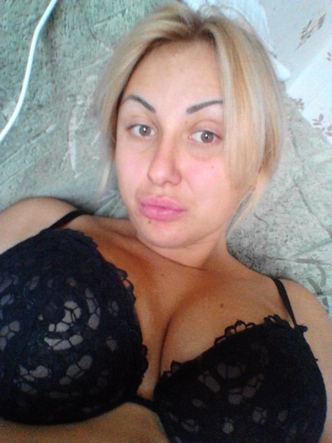 Блондинка очень любит фотографировать себя дома в откровенных позах для своего личного порно архива – фото 7