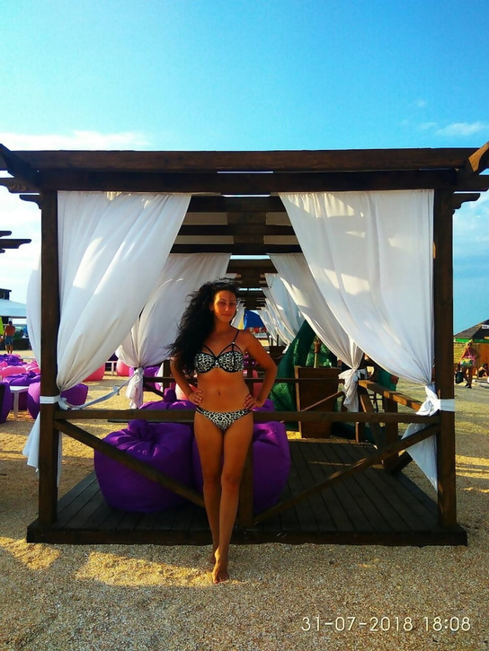 Брюнетка показывает свою изящную фигуру – фото 5