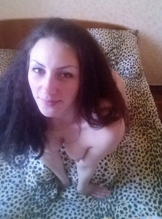 Брюнетка показывает свою изящную фигуру – фото 17