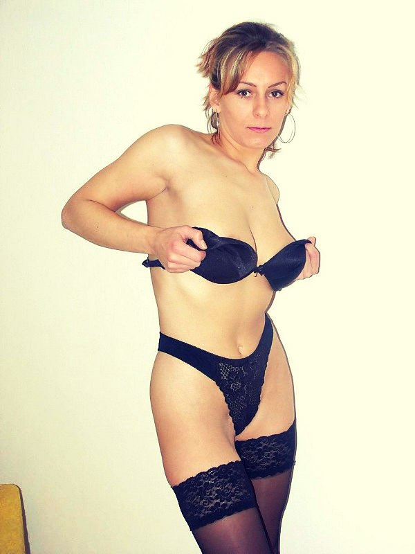 Мамаша сексуально позирует в чулках – фото 7