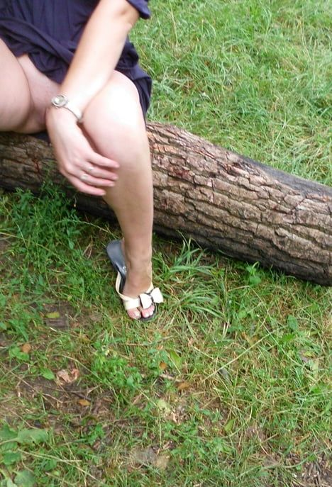 Симпатичная скромница позирует на лесной поляне возле озера – фото 3