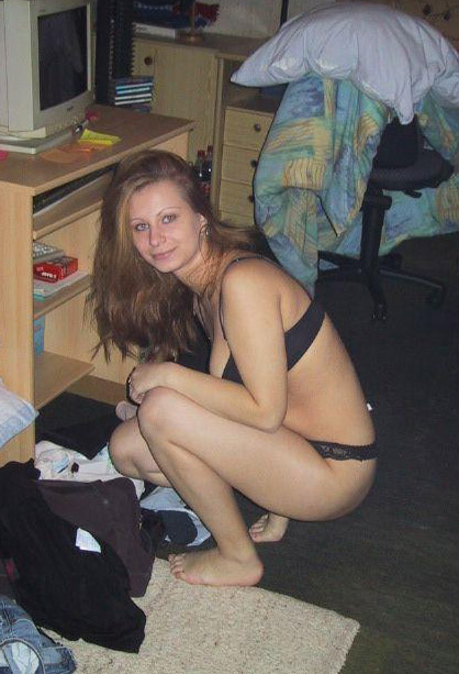 Красивая телка дома устроила небольшую фотосессию – фото 5